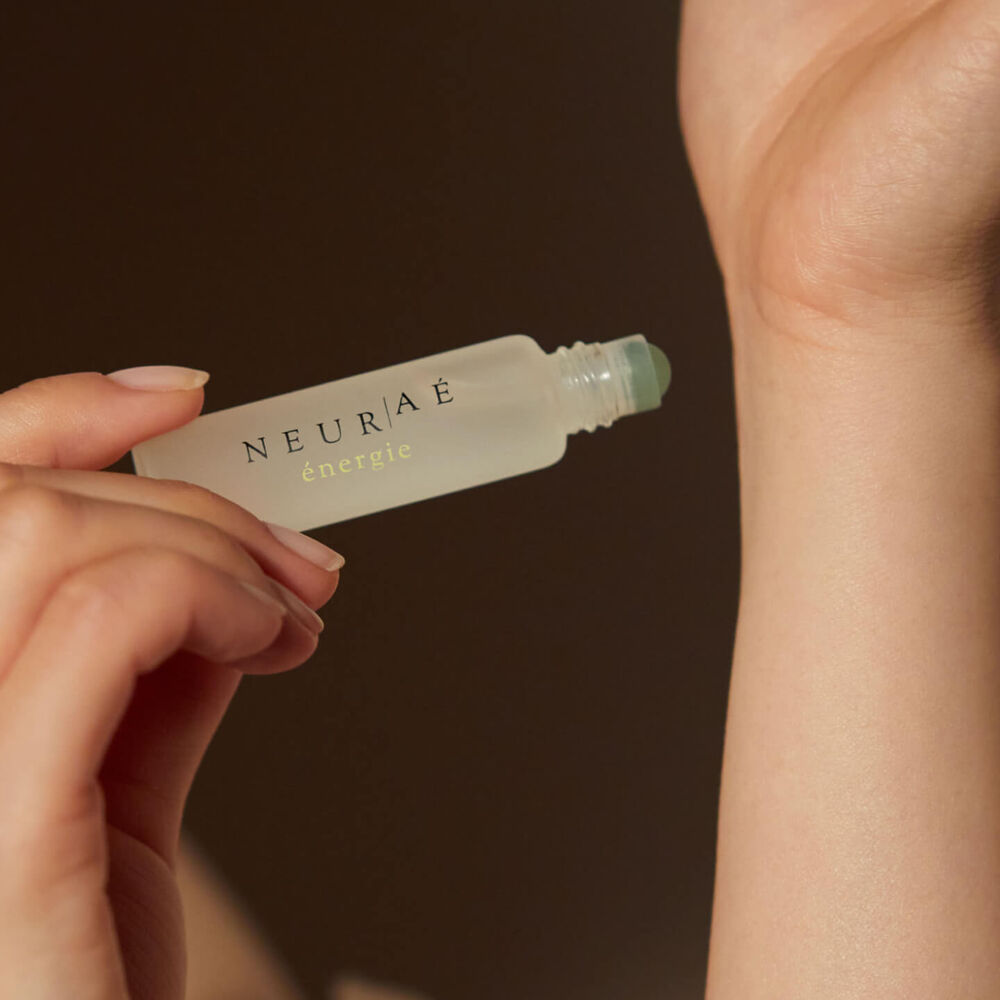 Neuraé énergie fragrance roll-on model wrist 