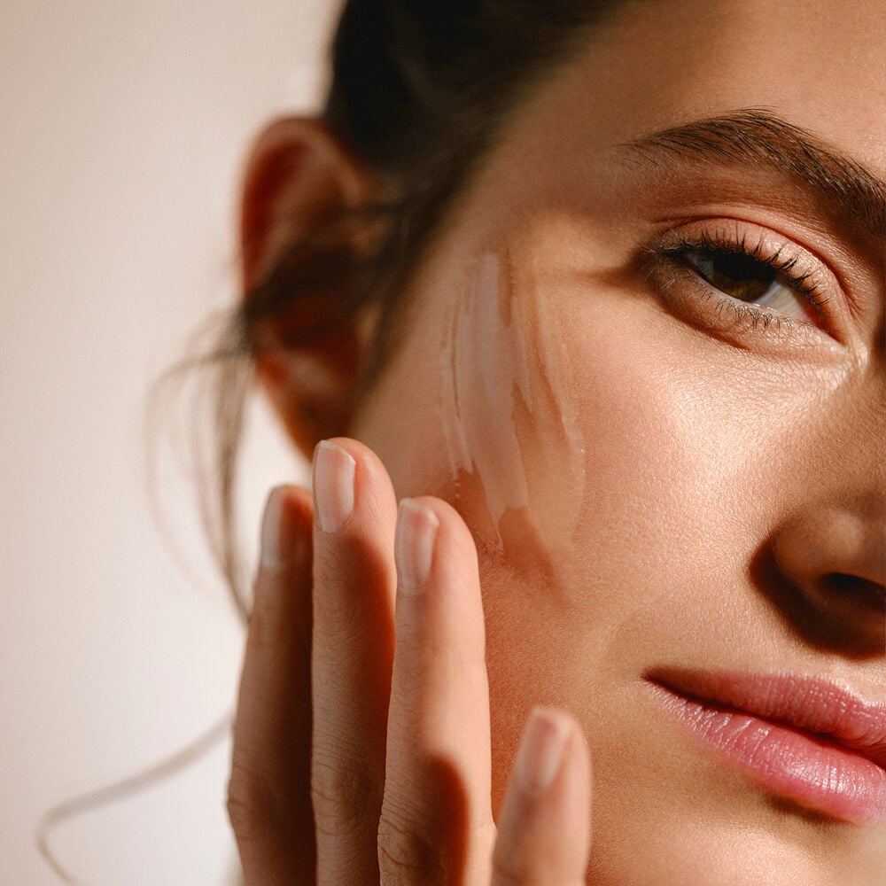 Application of neura&eacute; caring cleanser to skin 