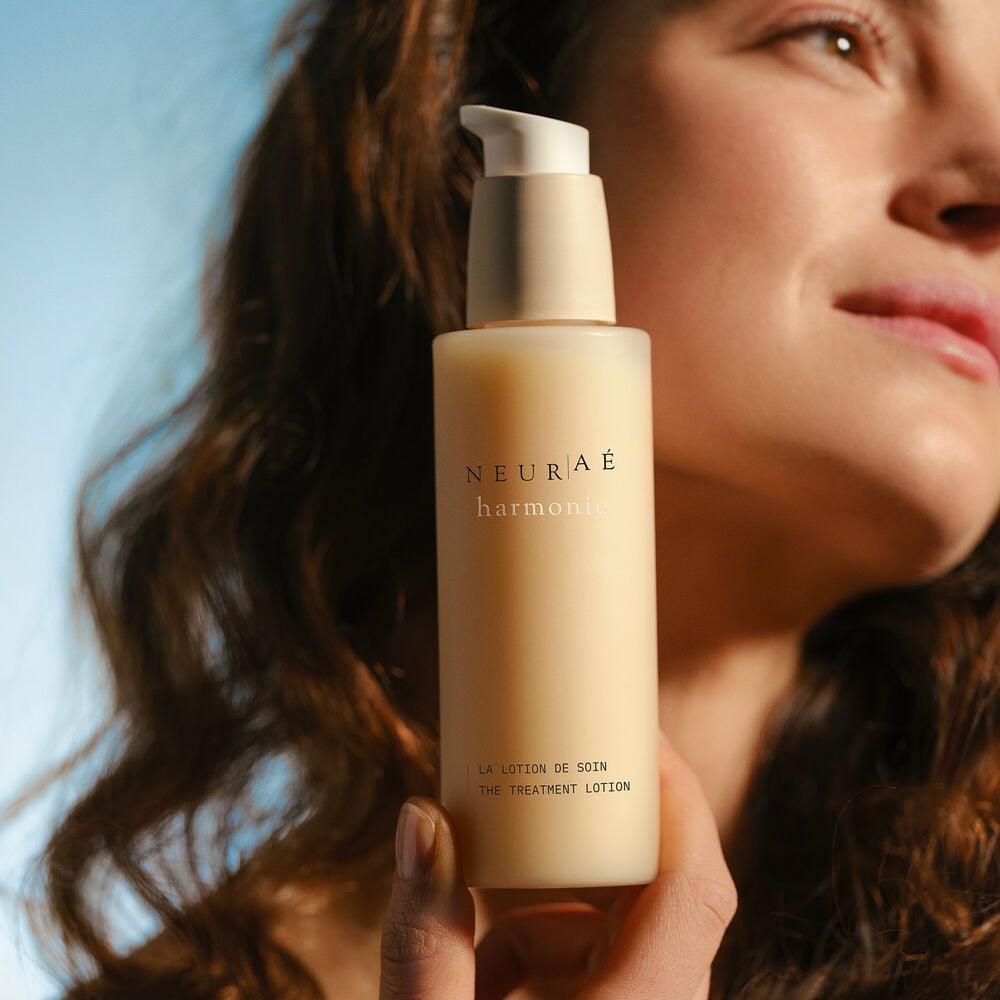 flacon et mannequin lotion de soin neura&eacute;