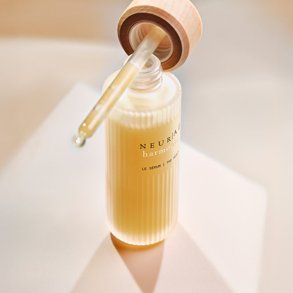 Model des Neuraé harmonie Serums 