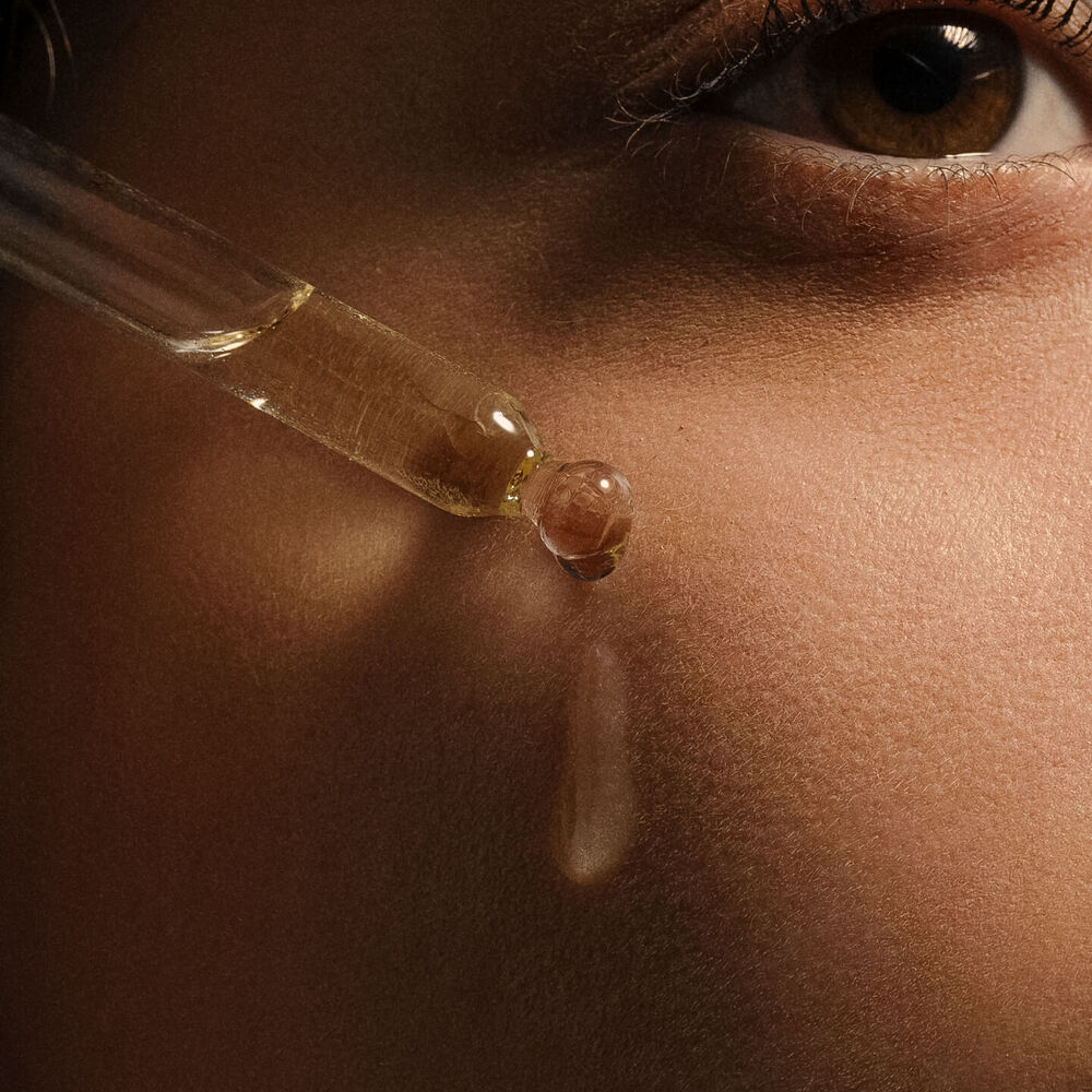 face application of the face oil neuraé