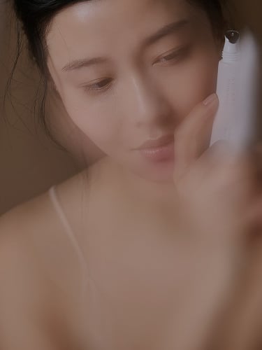 Focus sur le regard doux et du contour de l'oeil d'une femme 