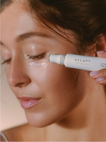 Application du produit sur le contour des yeux  