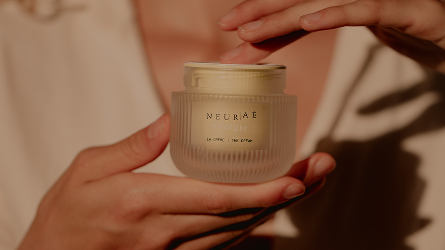 crème énergie tenu dans les mains